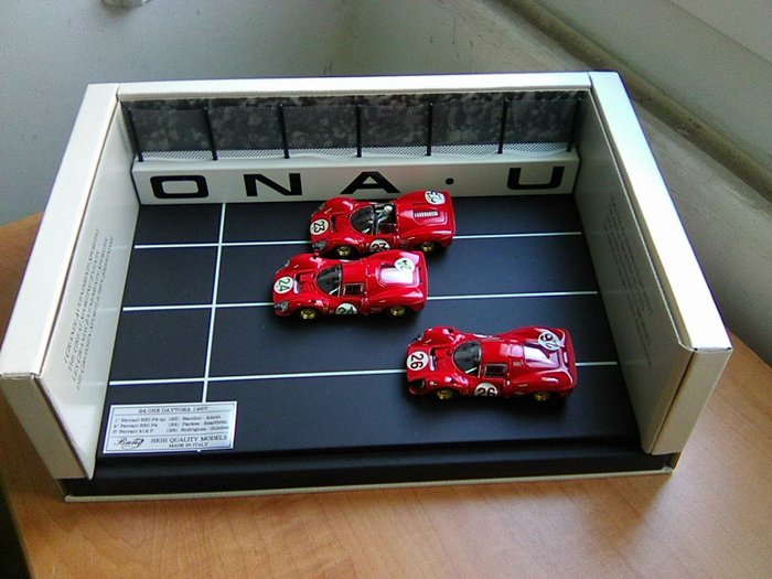 Bang - 1:43 - Diorama 3 Ferrari alla gara del 1967  a Daytona