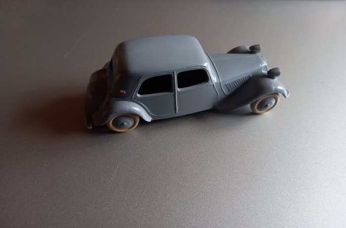 Dinky Toys - 1:43 - Traction Citroën 11 BL grise plancher grande gravure - Met koffer ref. 24N
