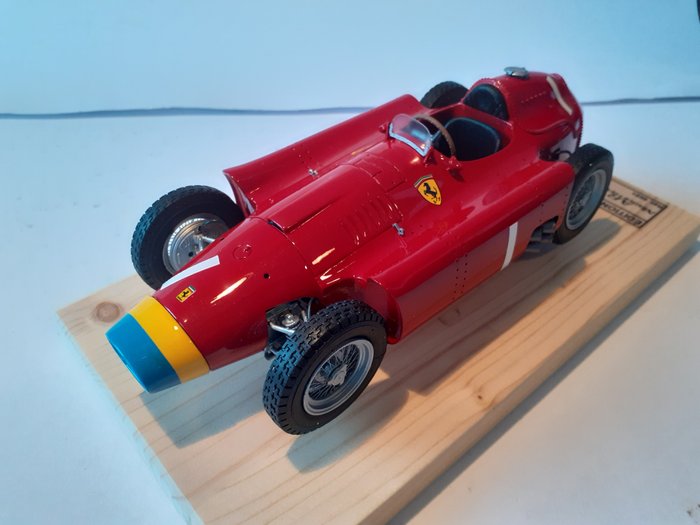 AR Maquettes - 1:18 - Ferrari D50 #1 - Fangio Wereldkampioen 1956