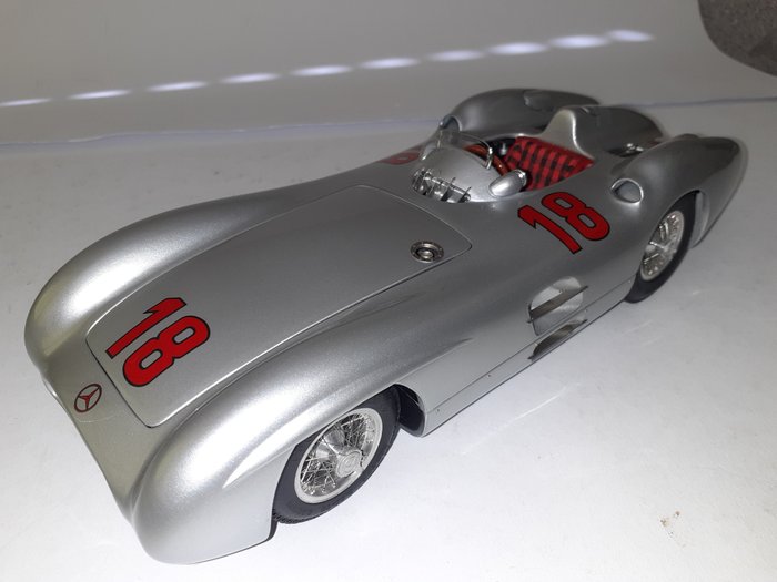 CMC - 1:18 - Mercedes W196R #18 - CMC M-128A, Fangio, GP Frankreich 1954