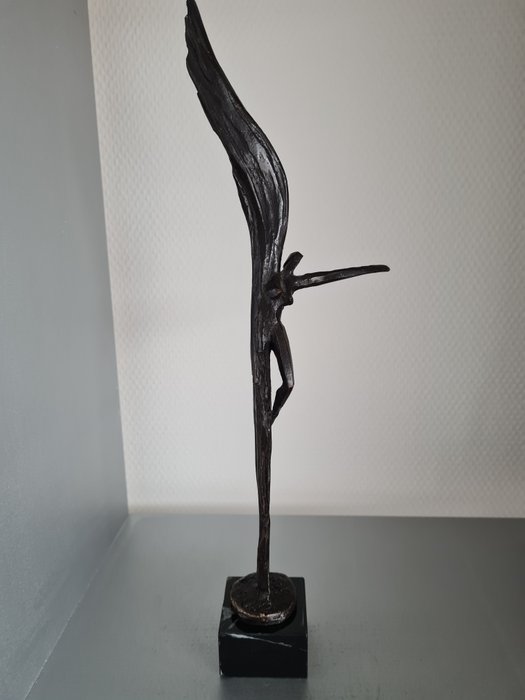 Klaas van den Berg - Statua in bronzo / Scultura "Dinamica - Donna con ala" - Bronzo