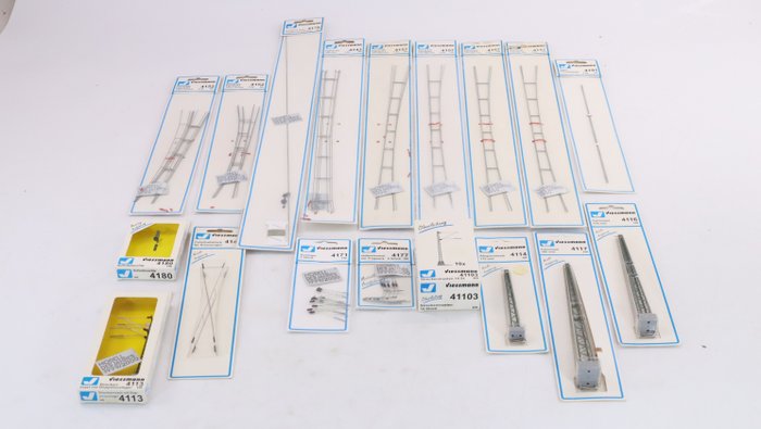 Viessmann H0 - 4177/4113/4176 - Attachments, Scenery - 18-piece catenary lot with, among other things, lattice masts and contact wire