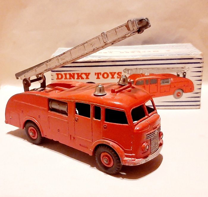 Dinky Toys - 1:43 - Fire Engine (n 555) 955 - Met schuifladder