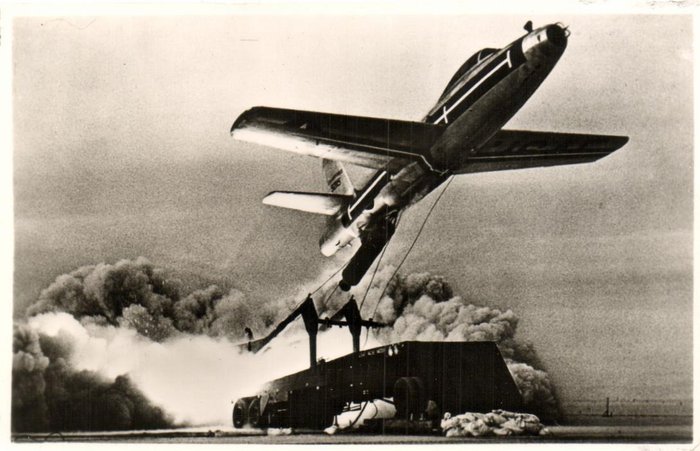 Aviation militaire internationale -Dans laquelle des chasseurs à réaction, des hélicoptères, des - Cartes postales (Collection) - 1940-1960
