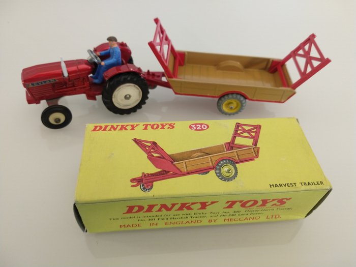 Dinky Toys - 1:43 - ref. 308 'Leyland' 384 Tractor, ref. 320 Boxed Halesowen Farm Trailer - Beide very near mint. Made in England.