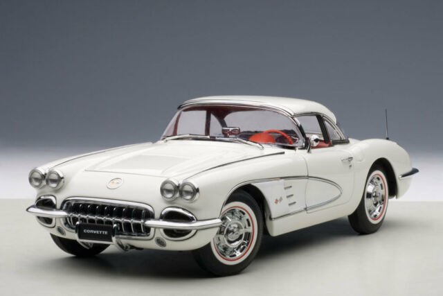 Autoart - 1:18 - Chevrolet Corvette 1958 - Kleur Snowcrest White