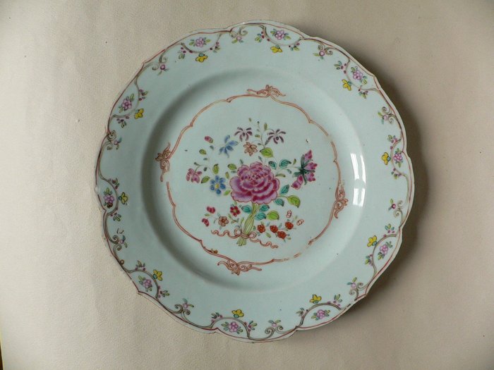 Piatto (1) - Famille rose - Porcellana - Fiori - Cina - Qianlong (1736-1795)