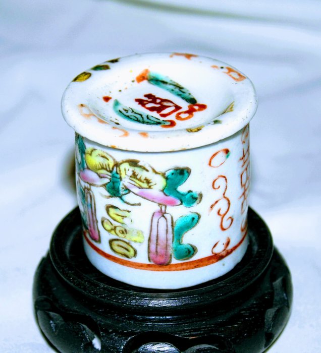 Vaso - Esportazione cinese, Famille verte - Porcellana - Famille Verte Round Box & Cover with Chinese Characters - Cina - XIX secolo