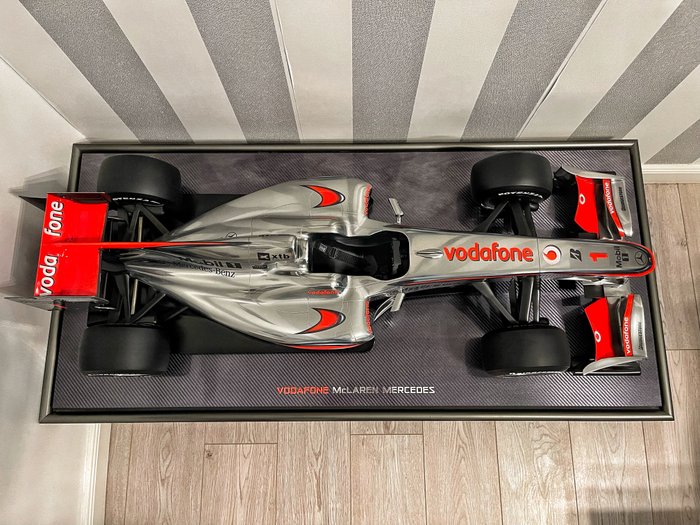 Oem - 1:4 - Mp4-25 - Der McLaren MP4-25 ist ein Formel-1-Rennwagen, der von McLaren in der Saison 2010 entworfen und