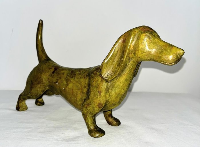 Scultura rappresentante un cane bassotto. - Lunghezza 26 cm - Bronzo