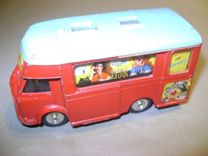 Corgi Toys - 1:43 - N° 428 - Chipperfields Smith's Karrier Van