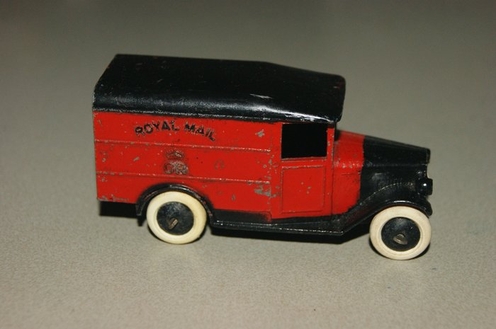 Dinky Toys - 1:48 - Pre-War Original First Edition "Royal Mail GR Van"no. 34b - Met Red Body, Black Roof, Wings & Bonnet and Black Bubs- 1938/'40