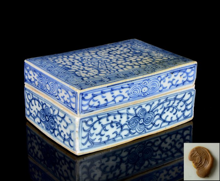 Un grande portagioie cinese con coperchio - Blu e bianco - Porcellana - Fiori, Vini di piselli dolci, pipistrello - Jain Ding (?) wax seal - Cina - Daoguang (1821-1850)