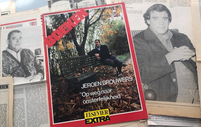 Jeroen Brouwers - Knipselmap met circa 55 kranten- en tijdschriftartikelen over het werk van Jeroen Brouwers - 1979/1994