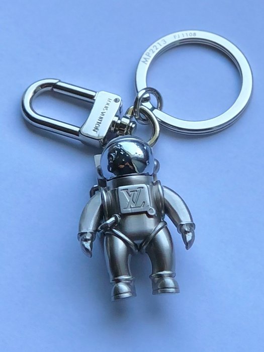 Izsilver Astronaut Keychain Louis Vuitton MP2213 Silver