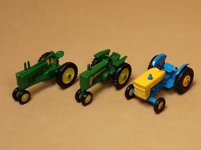 Matchbox - 1:64 - ref. 39  (Ford Tractor - 1967 by Lesney Ltd) - 2x Tractor 1938 en 1958 John Deere - made in USA