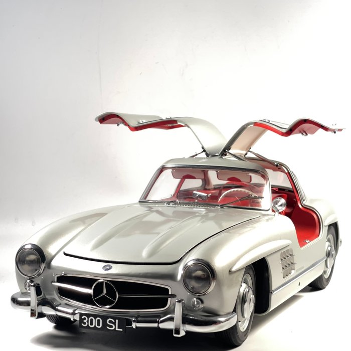Eaglemoss - 1:8 - Mercedes-Benz 300 SL Gullwing silver from 1955 - Complex model bestaande uit meer dan 2300 afzonderlijke onderdelen