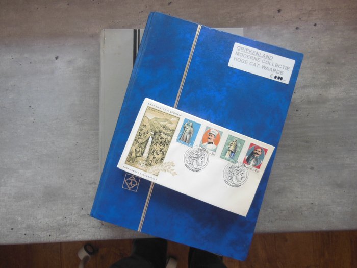 Grèce 1901/2013 - In two stock books including a number of stamp booklets and FDCs - Michel