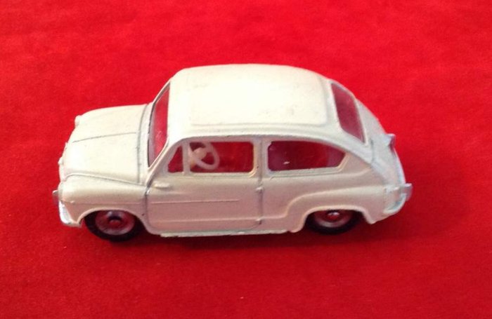 Dinky Toys - 1:43 - ref. 520 Fiat 600 Berlina Saloon 1962 light cream - assez rare aujourd'hui - en bon état