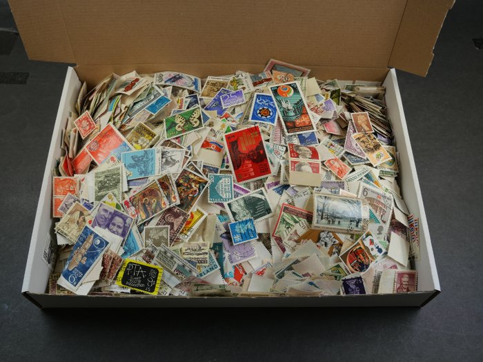 Worldwide - Thousands of worldwide stamps from old collectors estate.