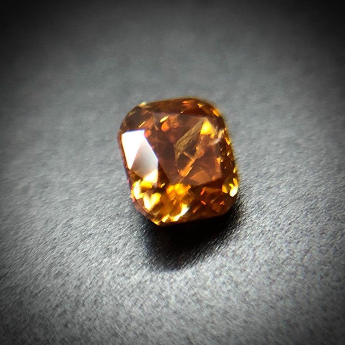 1 pcs Diamant - 0.21 ct - Cushion - fancy diepgeelachtig oranje - P2