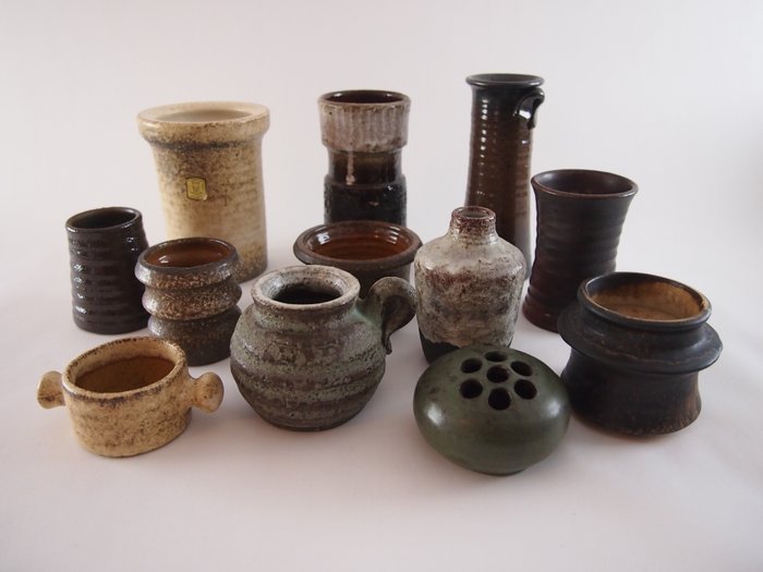 Mobach, Vest, Loré Beesel, DOC - Vaso, Dodici piccoli vasi vintage di manifattura olandese in vari toni della terra.