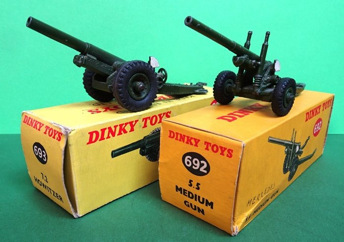 Dinky Toys - 1:43 - N° 692, 693 5.5 Medium Gun van 1955, 7.2 Howitzer van 1958.