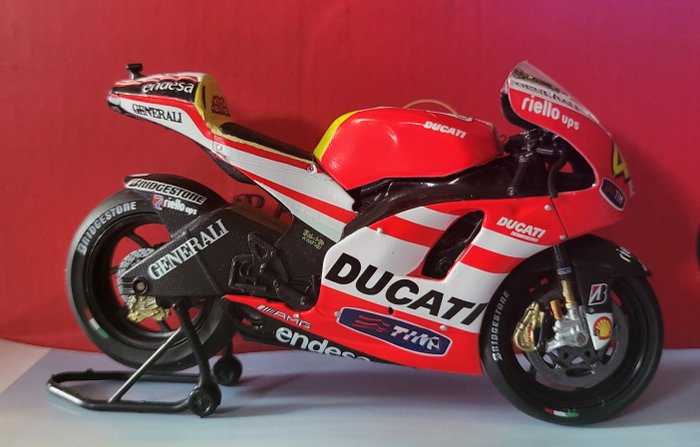 Neo Scale Models - 1:18 - Ducati MotoGp Valentino Rossi - Eerste Ducati VR46-model
