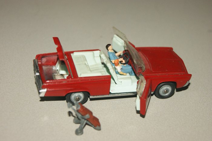Corgi - 1:48 - Corgi Toys "Chrysler Imperial" with Original 2 x Passengers  & Golf Bag on Trolley in Boot no.246 - 1965
