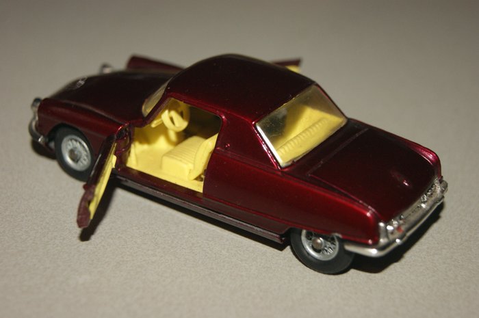 Corgi - 1:48 - Corgi Toys Original First Issue Maroon "Le Dandy" Coupe - Henry Chapron Body on Citroen D.S. Chassis - no.259 - 1966