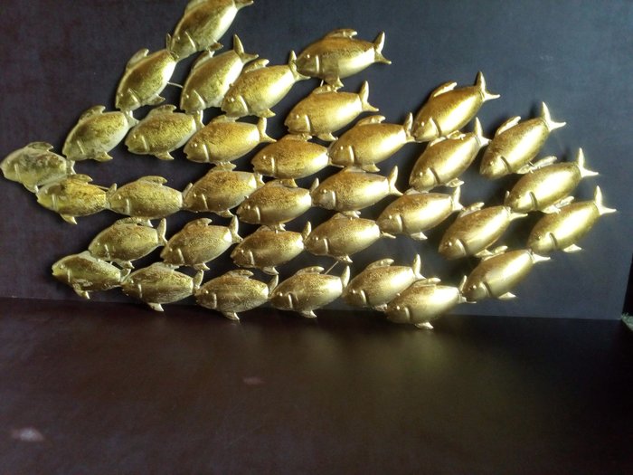 Grote ( breedte 95 cm ) 3D wanddecoratie van een school vissen in het goud – IJzer (gegoten/gesmeed)