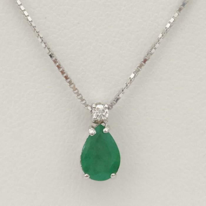 18 kt. White gold - Necklace with pendant - 0.72 ct Emerald - Diamonds