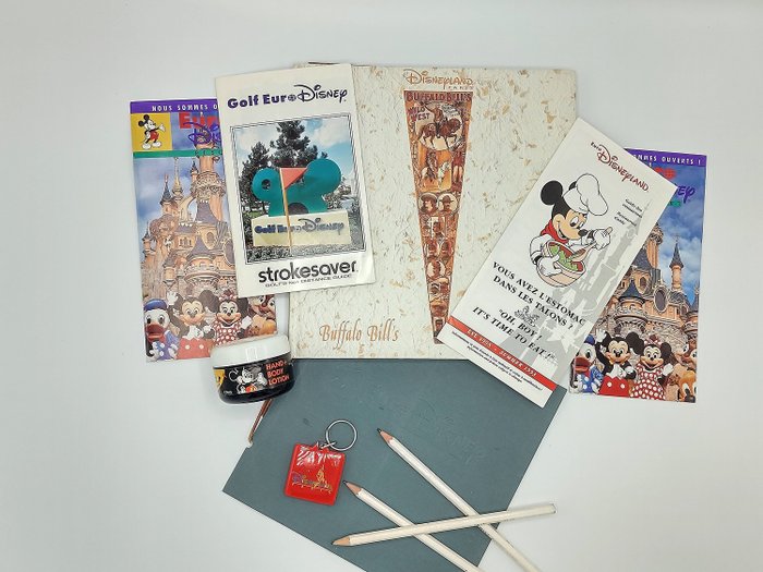 Euro Disney Resort / Disneyland Paris - 11 Promotional items - oa. info booklets Golf Euro Disney, book Buffalo Bill's Wild West Show - (1992/1993)