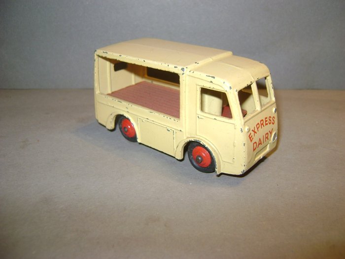 Dinky Toys Meccano England - 1:43 - 30V - Electric Dairy Van "Express Dairy"