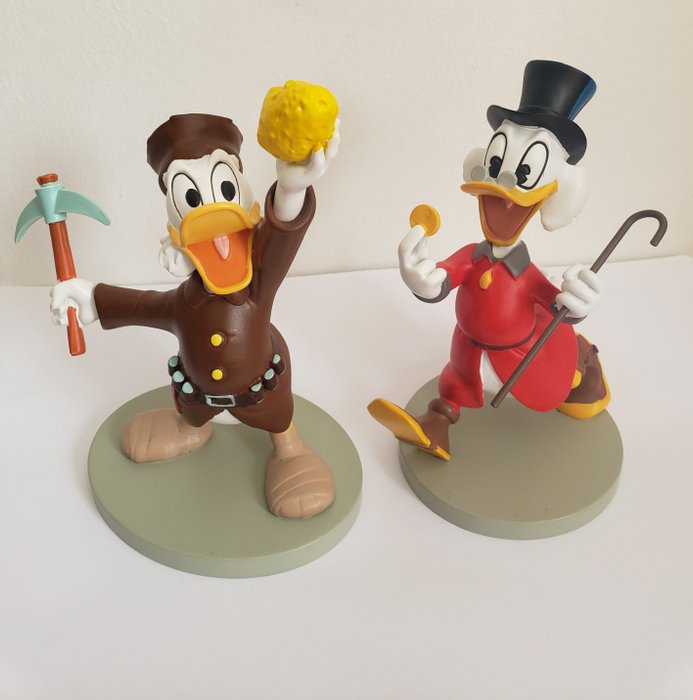 Preview of the first image of Uncle Scrooge - The young golddigger and old Scrooge with his first Dime - 2 figurines.