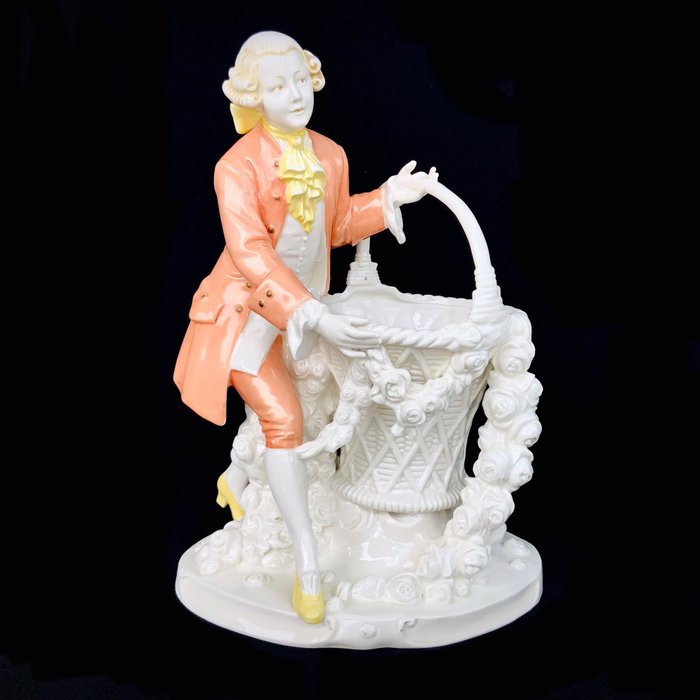 Katzhütte - Hertwig&Co - Large Statue of a Noble Man with Flower Basket (31 cm) - 小塑像 - 