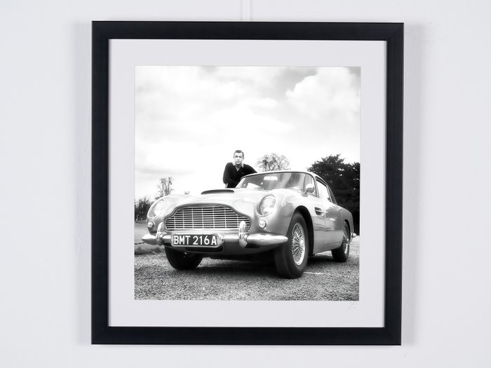 James Bond 007: Goldfinger, Sean Connery and his Aston Martin DB5 - Fine Art Photography - Luxury Wooden Framed 70X50 cm - Limited Edition Nr 02 of 30 - Serial ID 16813 - Original Certificate (COA), Hologram Logo Editor and QR Code