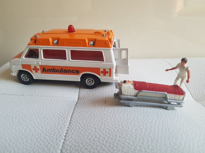 Corgi - 1:36 - Chevrolet Van Superior 61 Ambulance - n. 405
