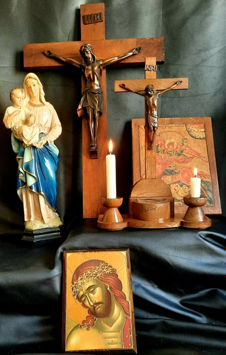 Bella collezione religiosa, croce con statua in bronzo (altezza 60 cm), cero croce acquasantiera (5) - Bronzo, Ceramica, Legno, Vetro