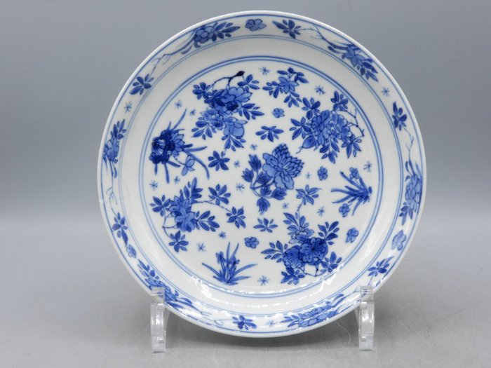 Fine dish with floral décor - Blue and white - Porcelain - China - Kangxi (1662-1722)