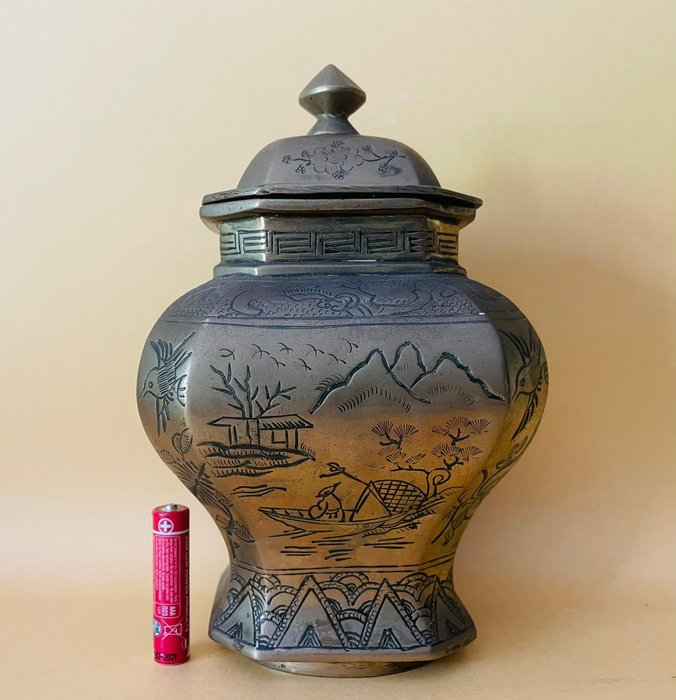 Vaso con coperchio cinese in bronzo pesante (1) - Bronzo - Cina - XX secolo