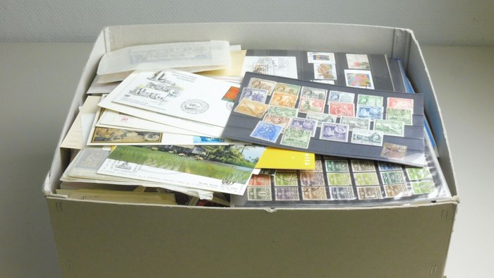 De hele wereld - Large box with 6 kg of stamps, several tens of thousands of items
