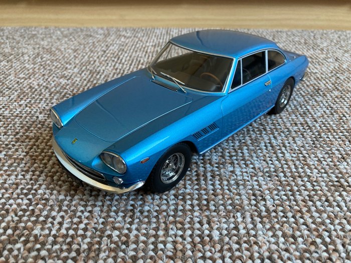 KK-Scale - 1:18 - Ferrari 330 GT 2+2 - 1964 - Limitierte Auflage von 750 Stück