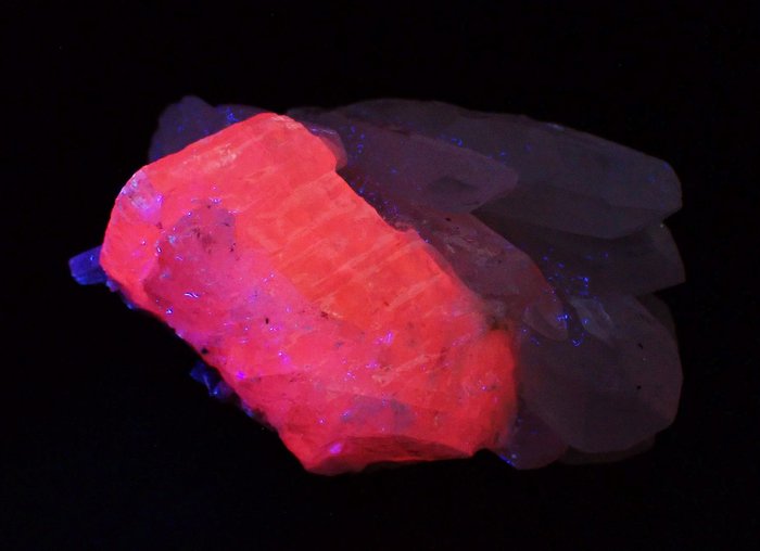 Grappolo di quarzo con calcite mangano fluorescente Cristallo Della Famosa Trepca - 65×60×40 mm - 131 g
