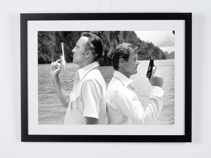 James Bond 007: The Man with the Golden Gun, Roger Moore as « James Bond 007 » & Christopher Lee «Scaramanga » - Fine Art Photography - Luxury Wooden Framed 70X50 cm - Limited Edition Nr 04 of 50 - Serial ID 16954 - - Original Certificate (COA), Hologram Logo Editor and QR Code