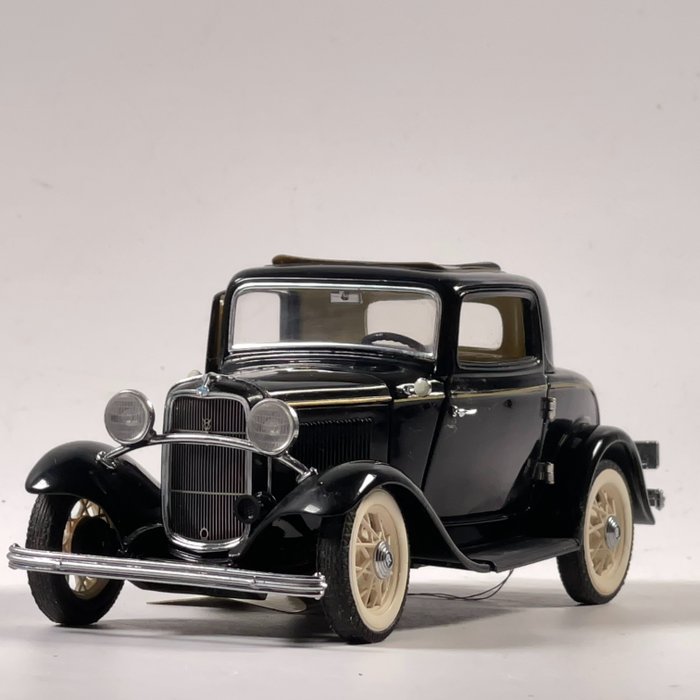 Franklin Mint - 1:24 - Ford Deuce Coupe from 1932 - met gedetailleerde motor