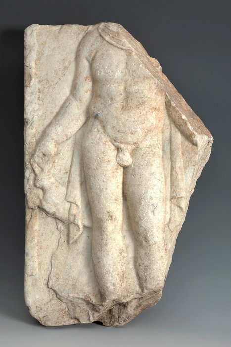 Oud-Romeins Marmer Erotisch reliëf met een naakte mannenfiguur die een haas of konijn vasthoudt. 54 cm H. Spaanse