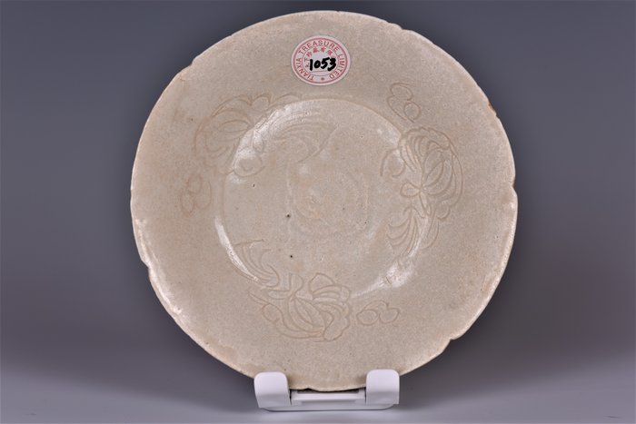 Ciotola, Scodella per il tè (1) - Celadon - Porcellana - 影青釉雕花牡丹紋葵口碗 ( Lot.01053) - Cina - Song Settentrionali (960-1127)