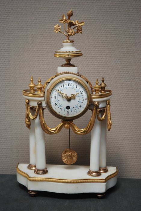 Orologio da mensola in marmo bianco - Bronzo (dorato/argentato/patinato/verniciato a freddo), Marmo, Ottone, Smalto - Fine XVIII secolo