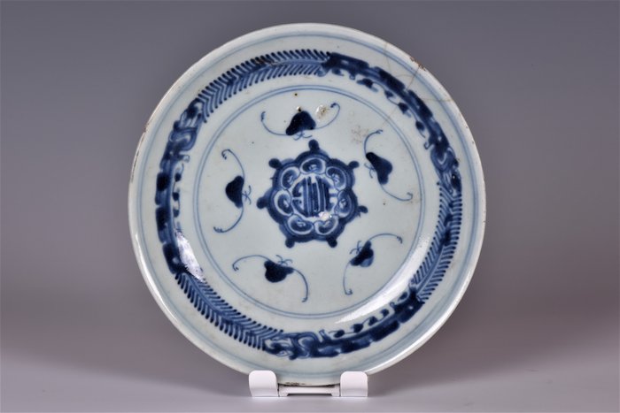 Piatto, Piatto (1) - Blu e bianco - Porcellana - 青花五福捧壽紋碟 (Lot.00389) - Cina - XVIII - XIX secolo